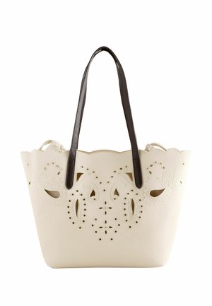 Sac fourre-tout crème avec bords festonnés, motifs cachemire découpés au laser et anses d'épaule en brun foncé.