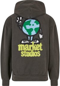 Felpa grigia scura in cotone, con una grande grafica di un pianeta terra in blu e verde, dettagli neri e la scritta "market studios" stampata in giallo.
