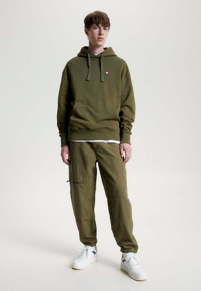 Tommy Jeans TJM RLX - Mikina s kapucí - drab olive green