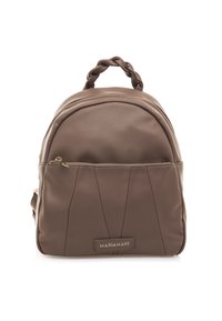 Mochila de imitación cuero marrón con un asa trenzada, cierre con cremallera y un bolsillo frontal que cuenta con un diseño plisado y acentos de hardware en dorado.