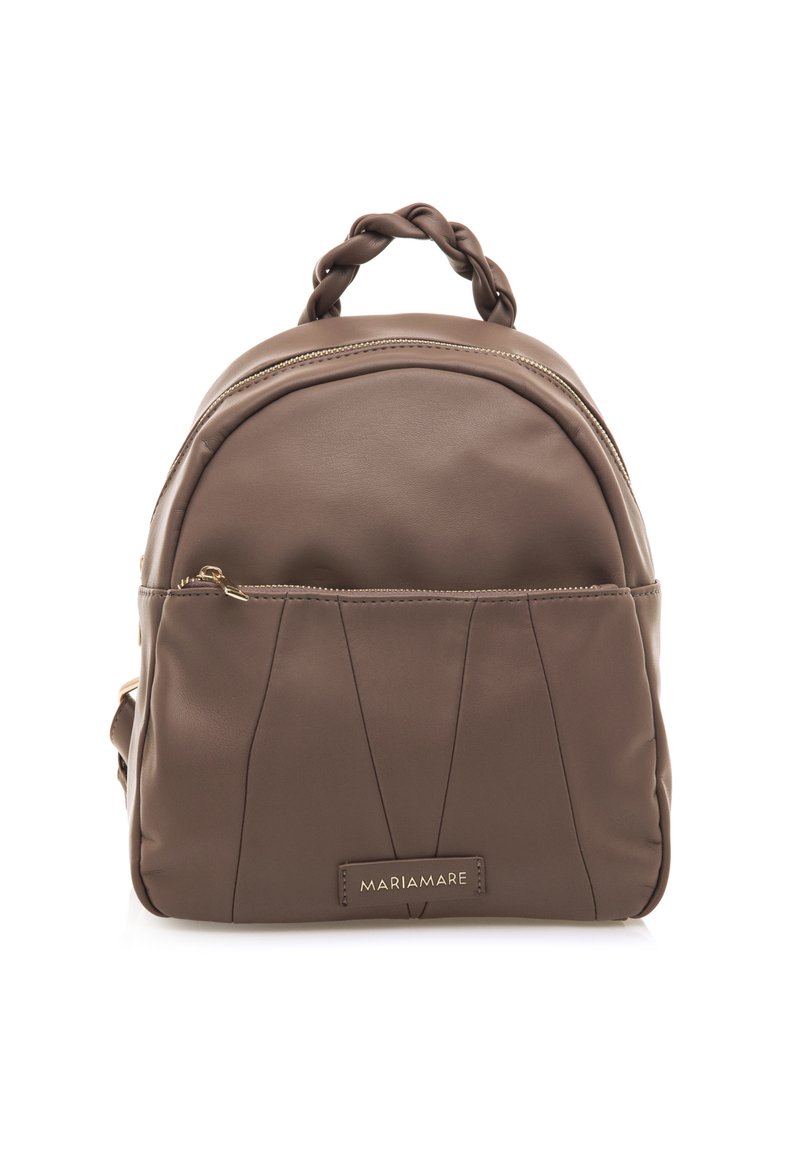 Mochila de imitación cuero marrón con un asa trenzada, cierre con cremallera y un bolsillo frontal que cuenta con un diseño plisado y acentos de hardware en dorado.
