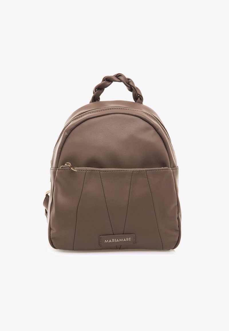 Brauner Kunstleder-Rucksack mit einem geflochtenen Griff, Reißverschlussverschluss und einer Vordertasche mit plissiertem Design sowie goldfarbenen Hardware-Details.