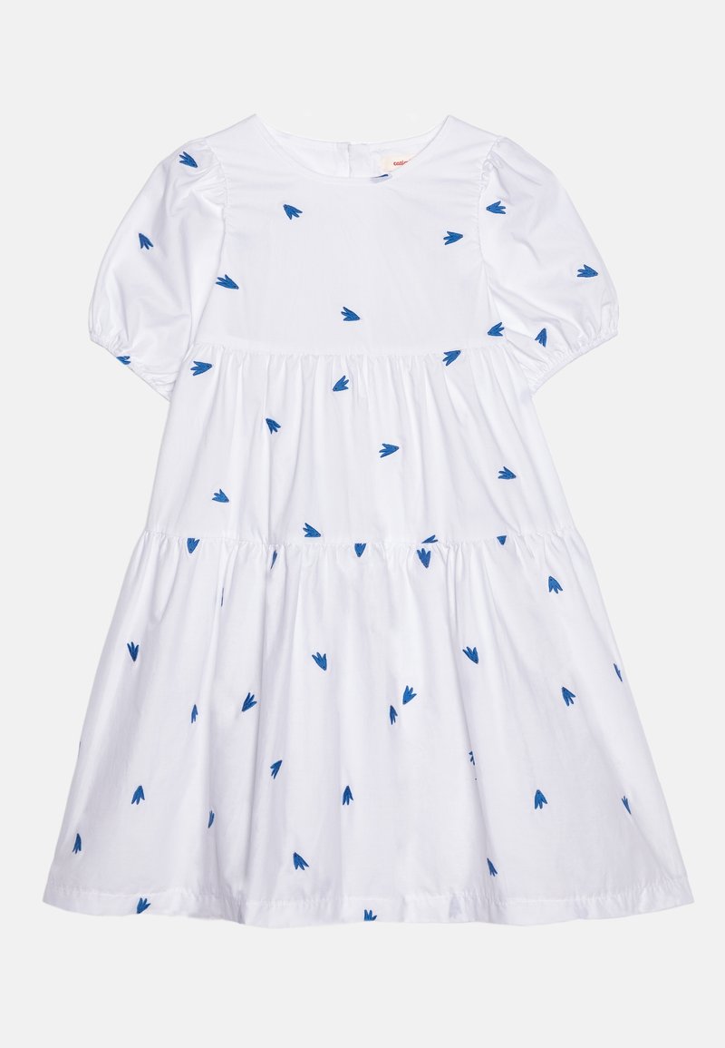 Robe blanche en coton avec manches courtes bouffantes, ornée de motifs d'oiseaux brodés en bleu et de volants froncés. Fermeture éclair au dos.