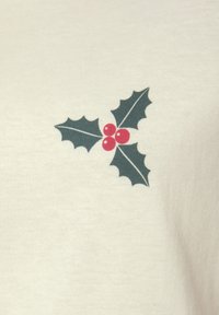 Crème-kleurige stof met een afbeelding van hulstbladeren in donkergroen en rode bessen. Eenvoudige en gladde textuur zonder extra patronen.