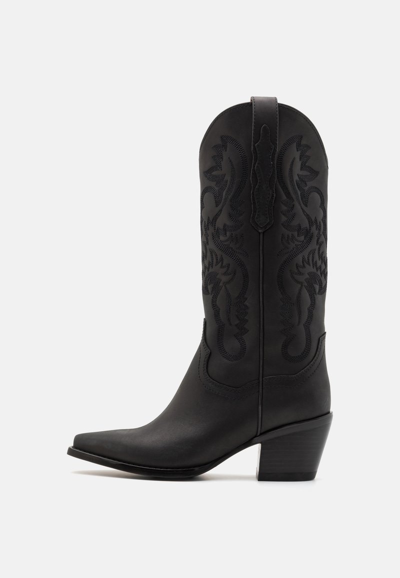 Svart cowboystøvel laget av glatt lær, med intrikat tonalt broderi, spiss tå og design med stablet hæl.