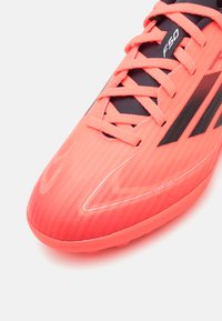 adidas Performance F50 LEAGUE TF J - Botines de fútbol para césped - turbo/aurora black/platin metallic