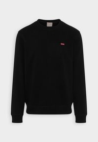 Sudadera negra hecha de tela suave, con cuello redondo y puños acanalados. Pequeño logotipo rojo en el área del pecho izquierdo.