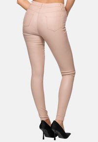 Elara Broek - rosa