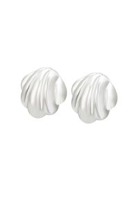 Orecchini lucidi a forma di conchiglia, di colore bianco, con superfici lisce e ondulate e una base arrotondata, caratterizzati da eleganti scanalature per aggiungere texture.