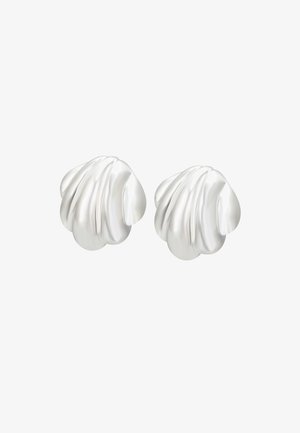 Glanzende, witte schelpvormige oorbellen met gladde, golvende oppervlakken en een ronde basis, voorzien van elegante ribbels voor textuur.