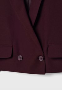 Bordeaux blazer met een gladde textuur, dubbele knopen, twee voorzakken en ronde paarse knopen.