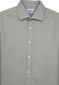 Camicia button-up regolare grigia chiara con colletto a punta e bottoni bianchi visibili lungo il centro anteriore.