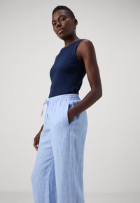 Samsøe Samsøe HOYS STRING TROUSERS - Nadrágok - mid blue