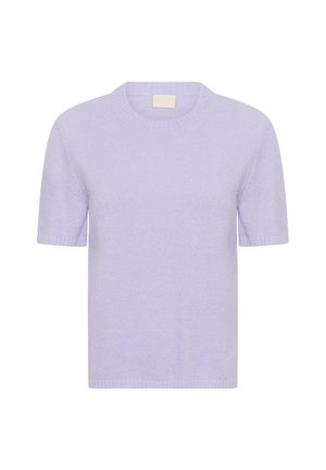 Pull en tricot lavande à manches courtes avec un col rond, présentant une texture lisse et des accents côtelés aux poignets et à l'ourlet.
