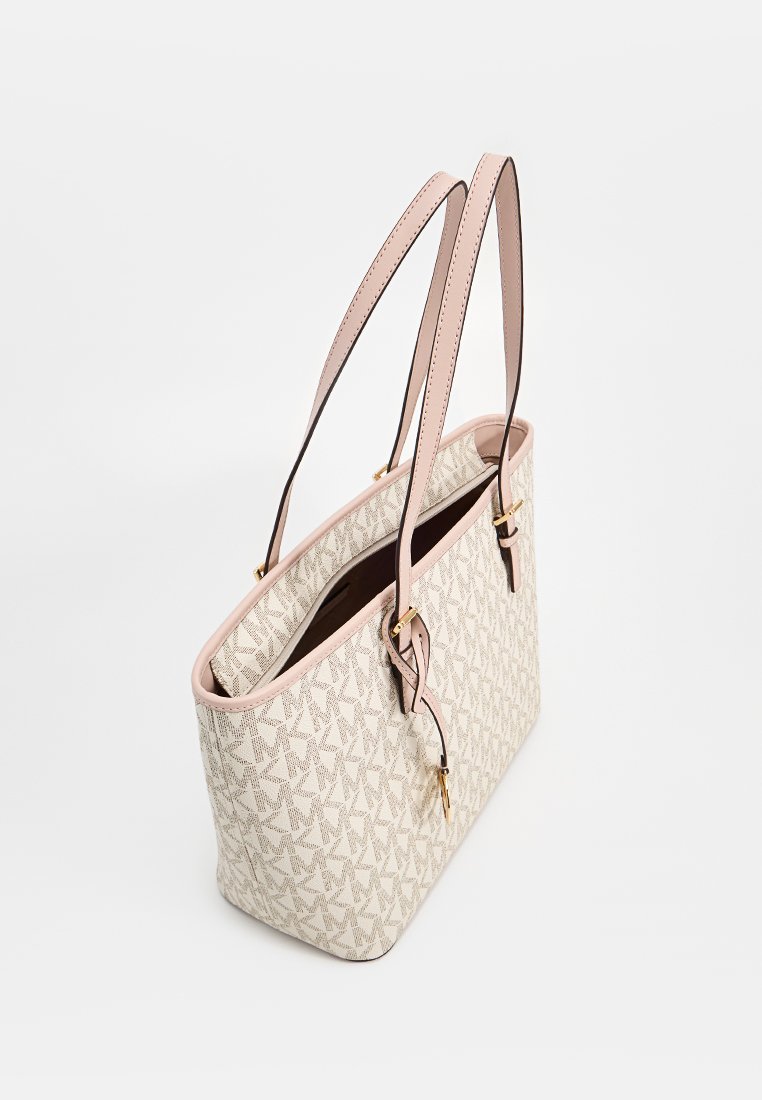 Beige Leinentragetasche mit einem sich wiederholenden Sternmuster, hellrosa Kunstlederelementen, doppelten Tragegriffen und einem mit Reißverschluss versehenen Innenfach.