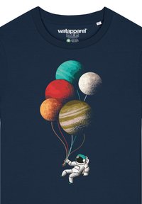 Navyblaue T-Shirt mit einem Astronauten, der bunte Planetenballons in den Farben Rot, Orange, Grün und Braun mit unterschiedlichen Texturen hält.