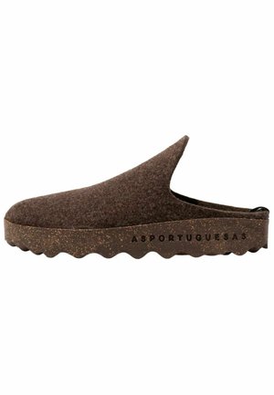 Brun slip-on træsko med filt-overdel og tekstureret sål, med "ASPORTUGUESAS" mærke på siden.