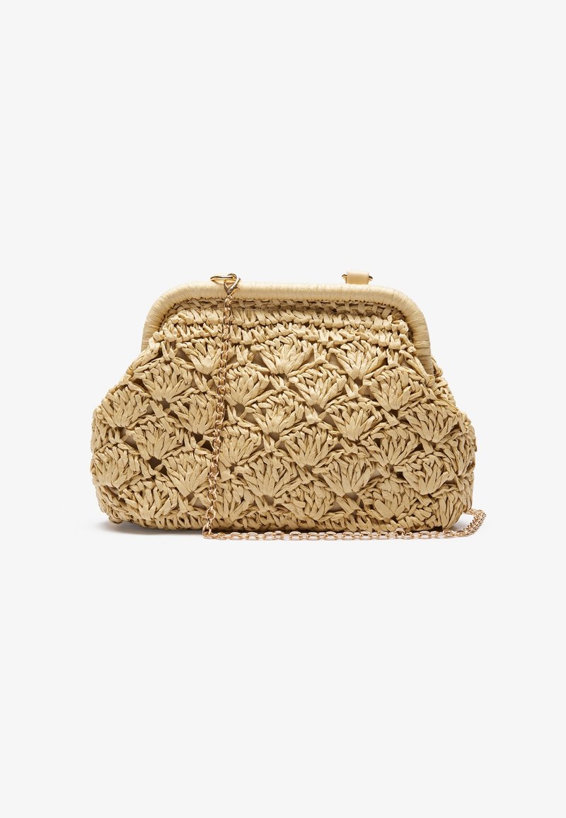 Texturovaná tkaná slámová kabelka v světlé béžové barvě, se zavíráním na závěs a odnímatelným zlatým řetízkovým popruhem. Přítomný dekorativní květinový vzor.