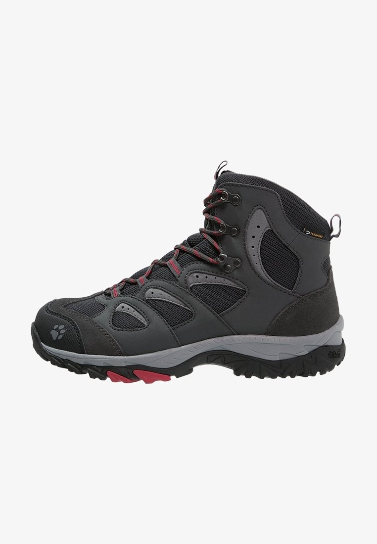 Botte de randonnée montante noire et grise avec des lacets accentués de rouge, semelle robuste, panneaux en mesh et zones renforcées au niveau des orteils et du talon.