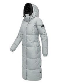 Lang, lys grå pufferjakke med hætte, der har et quiltet design, frontlommer og sorte detaljer på ærmerne og indvendigt i hætten.