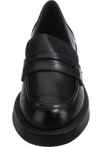 Mocassin en cuir noir avec bout arrondi, bride penny sur le dessus et semelle épaisse texturée, vu de face.