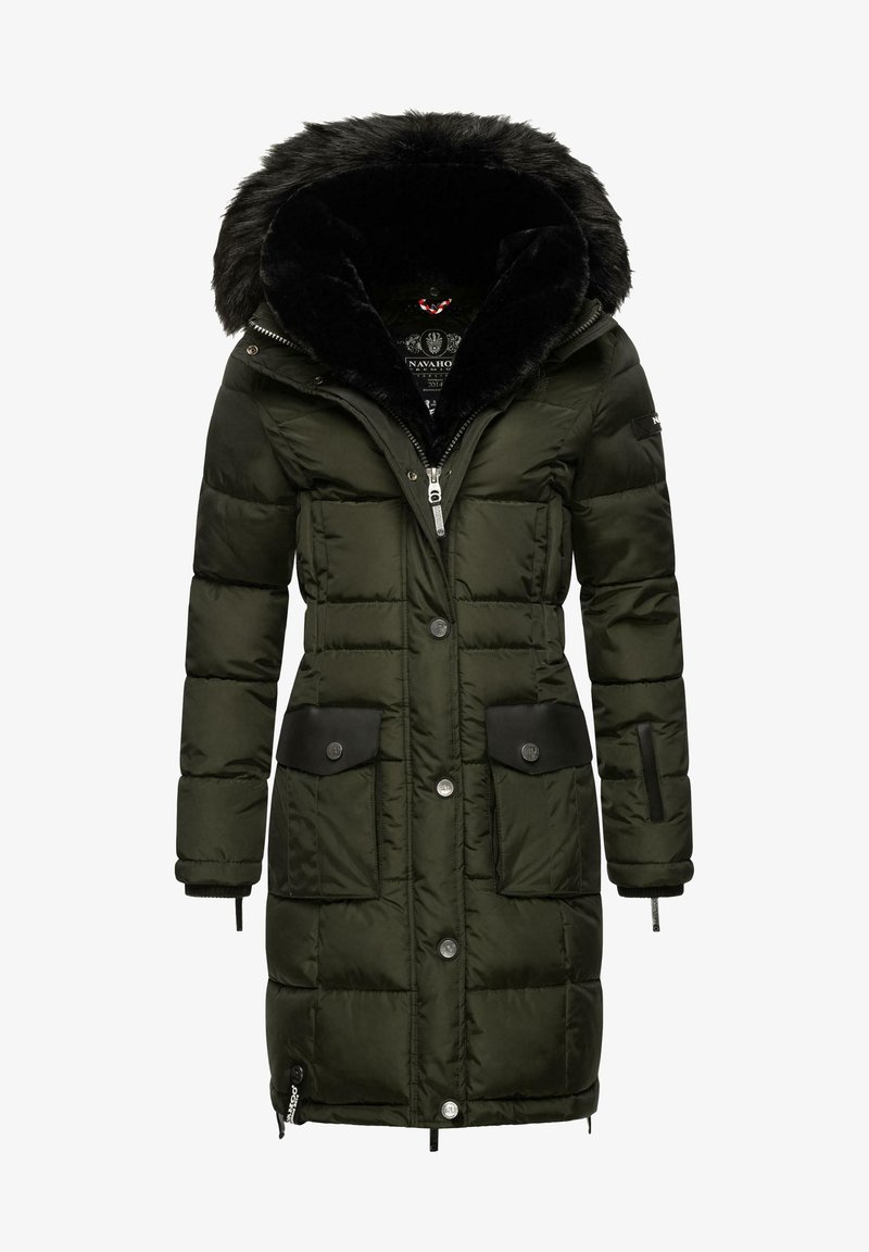 Giacca parka verde imbottita con cappuccio in finta pelliccia nera, zip frontale e chiusura con bottoni. Presenta due tasche anteriori con pattina.