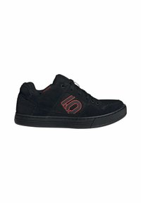 Sneaker nero low-top con logo rosso, chiusura con lacci e suola rinforzata, progettata per uso casual o sportivo.