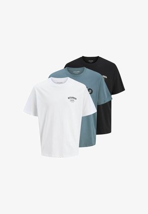 Conjunto de tres camisetas de manga corta con cuello redondo en blanco, gris azulado y negro, con el pequeño logo de texto "STUDIO" en el pecho.