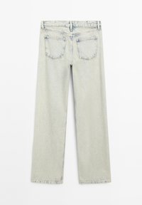 Jean en denim à jambes droites, lavage clair, vu de dos avec deux poches arrière et passants de ceinture à la taille.