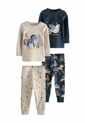 Zwei Sets Kinderpyjamas: eines in Creme mit einem blauen Pferdegrafik und goldenen Akzenten, das andere in Marineblau mit einem Vogelmotiv; beide haben gemusterte Hosen.