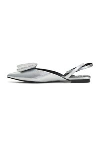 Scarpa flat slingback argento con punta appuntita, dettaglio in tessuto a forma di fiocco, parte superiore in pelle liscia e suola nera bassa.