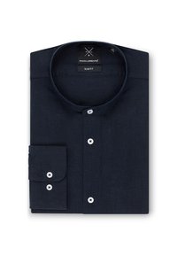Granatowa koszula slim fit z teksturowanej tkaniny, z kołnierzem typu band, białymi guzikami i mankietami francuskimi zapinanymi na jeden guzik.