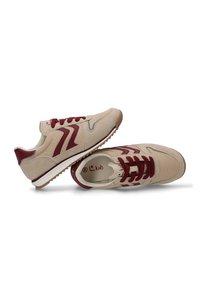 Zapatillas de niño beige con acentos burdeos, con una superficie texturizada, puntera redonda y suela de goma; cordones en color burdeos a juego.