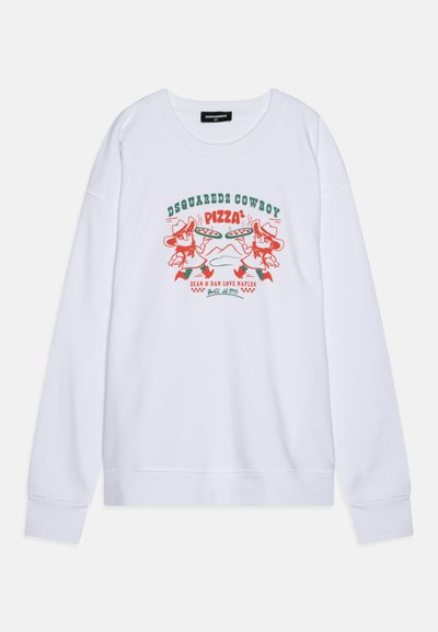Balta džemperis ar krāsainu grafisku dizainu, kurā attēloti divi kovboji un pica, ar tekstu "DSQUARED2 COWBOY PIZZA" zaļā un sarkanā krāsā.