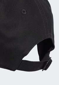 Cappellino da baseball in cotone nero con visiera curva, cinturino regolabile e occhielli cuciti per ventilazione. Texture liscia e design semplice.