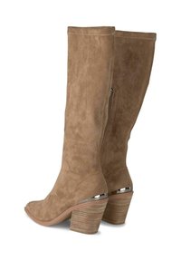 Botas marrones de ante hasta la rodilla con puntera afilada y tacón cilíndrico de madera texturizada. Cuentan con una cremallera lateral y un acento metálico.