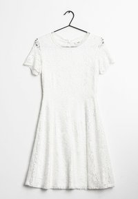 Robe blanche en dentelle à manches courtes, col rond, corsage ajusté et jupe évasée ; ornée de motifs floraux complexes sur toute la surface.