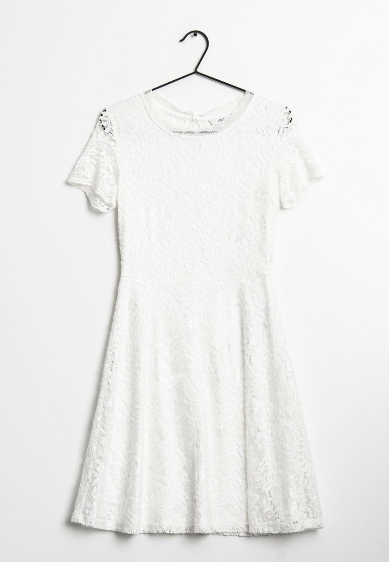 Robe blanche en dentelle à manches courtes, col rond, corsage ajusté et jupe évasée ; ornée de motifs floraux complexes sur toute la surface.