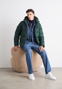 Calvin Klein HOODED QUILT PUFFER - Zimná bunda - midnight forest