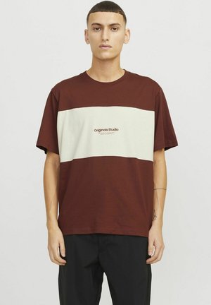 Mørkerød og creme kortærmet T-shirt med rund hals, præget med et trykt logo på brystet og en afslappet pasform.
