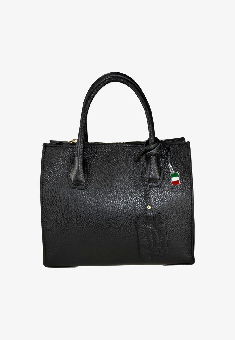 Zwarte leren handtas met een textuurafwerking, dubbele handgrepen, gouden hardware en een kleine charme met een Italiaanse vlag.