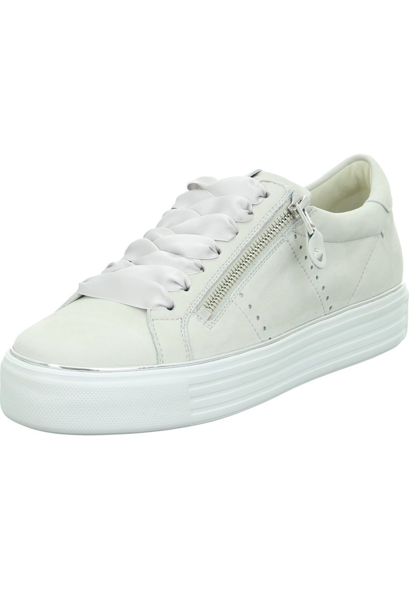 Weiße Wildleder-Sneaker mit flacher Gummisohle, satinierten Schnürsenkeln und einem seitlichen Reißverschluss zum Verschließen. Verfügt über dezente Perforationen an den Seiten.