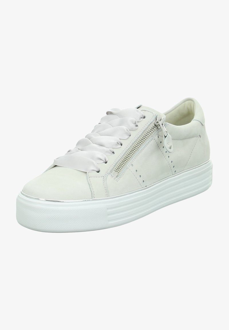 Weiße Wildleder-Sneaker mit flacher Gummisohle, satinierten Schnürsenkeln und einem seitlichen Reißverschluss zum Verschließen. Verfügt über dezente Perforationen an den Seiten.