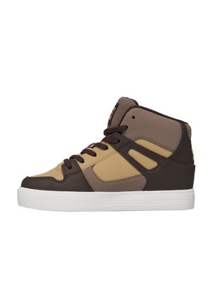 High-top sneaker in bruin en beige met donkerbruine veters en witte rubberen zool, getoond vanaf de buitenkant.