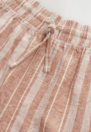 Kraťasy z zmesi ľanu so štruktúrovaným povrchom, svetloružovými a bielymi pruhmi, elastickým pásom s šnúrkou a voľným strihom.