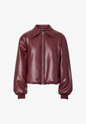 Bordo dirbtinės odos bombine tipo striukė su visišku užtrauktuku, per dideliu apykakle ir elastinėmis rankovėmis. Lygi tekstūra ir trumpas dizainas.