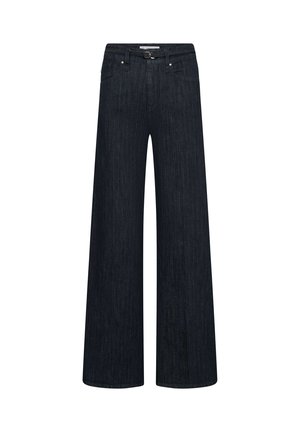 Dunkelblaue Jeans mit weitem Bein, Gürtelschlaufen, Vordertaschen und einer Metallschnalle am Bund.