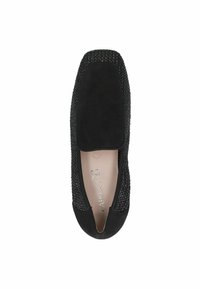 Zapato negro tipo slip-on con un upper texturizado de tejido y punta de ante suave. Suela plana con forma redondeada y acentos mínimos.