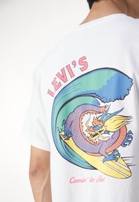Levi's® VINTAGE FIT GRAPHIC - Print T-shirt - white