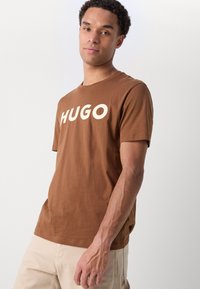 HUGO DULIVIO - Marškinėliai su spaudiniu - medium brown